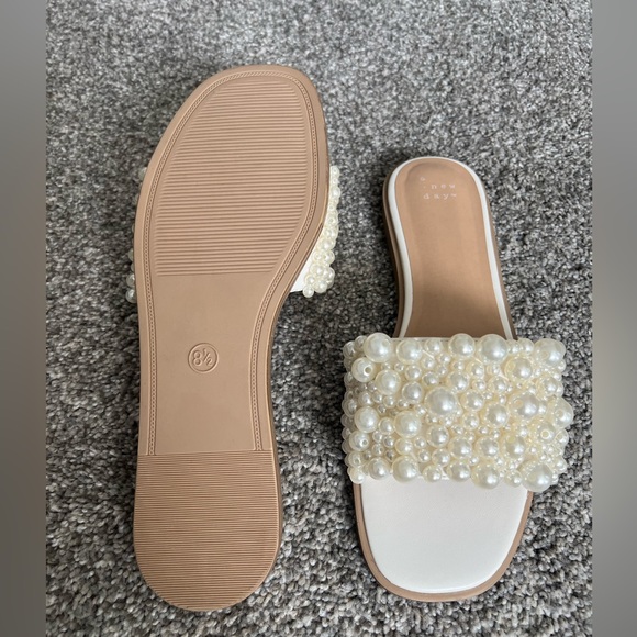 NWOT Jasmine Pearl Slides 8.5 - Picture 2 of 3